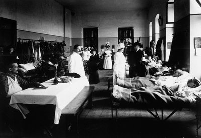 Dekorierter Salon in einem Krankenhaus mit Kriegsverwundeten, Ärzten, Rotkreuzschwestern und Besuchern von Carlo Wulz