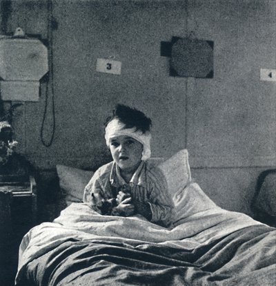 Ein kleines Kind, das leicht atmet und sein Leben in jedem Glied spürt, was sollte es wissen von Cecil Beaton