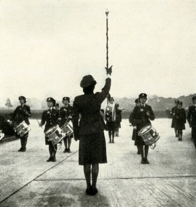 W.A.A.F. Band auf Parade, ca. 1943 von Cecil Beaton