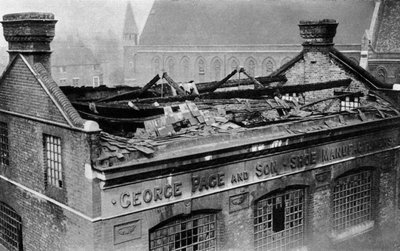 Schäden durch den ersten Bombenangriff auf London, 1915, 1937 von Central Press