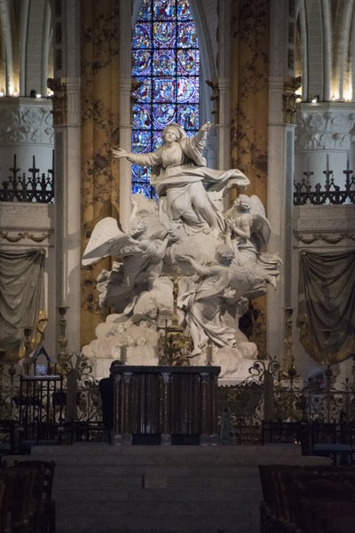Innenansicht der Kathedrale von Chartres, der Meisteraltar (Skulptur von Charles Antoine Bridan die Himmelfahrt) von Charles Antoine Bridan