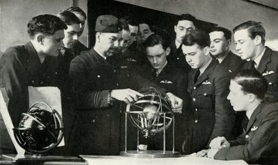 RAF-Personal lernt Navigation während des Zweiten Weltkriegs, 1941 von Charles Brown