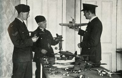 RAF-Personal lernt während des Zweiten Weltkriegs Flugzeuge zu identifizieren, 1941 von Charles Brown