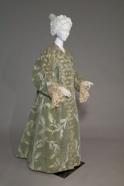 Bertha Palmers Abendmantel, ca.1902 (vordere schräge Ansicht). Seidensatin mit geschnittenem Samt im Weizenmuster, metallisches Spitzenband, Seidenmetallquasten. Worth, Paris. von Charles Frederick Worth