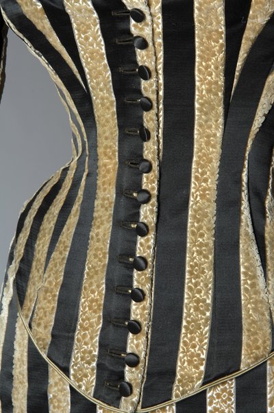 Abendkleid, ca. 1884 (Teilansicht des Knopfverschlusses). Seidensatin und geschnittenes Samt, Spitze, Seidenfadenquasten und Fransen. Charles Frederick Worth, Frankreich. von Charles Frederick Worth