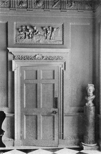 Ein Türrahmen in der Halle von Charles Latham