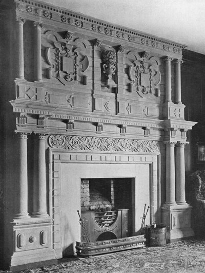 Der Kamin im Zimmer von Dame Eleanor von Charles Latham