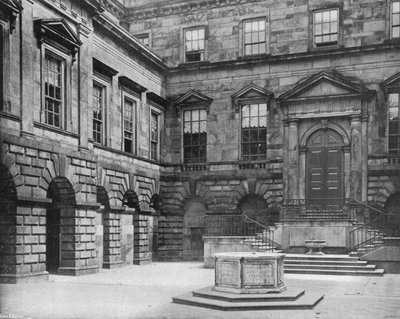 Die Ostseite des Quadrangle von Charles Latham