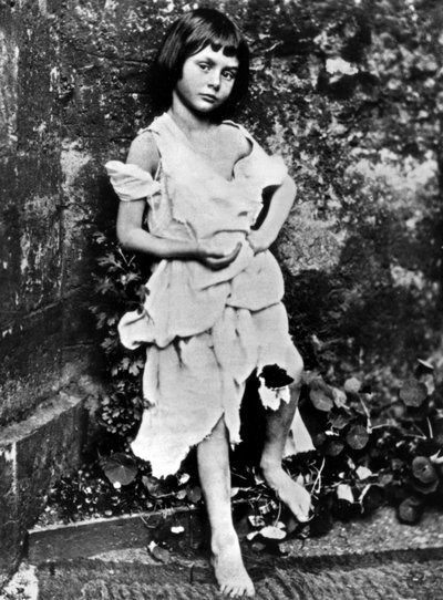 Alice Liddell, Freundin von Lewis Carroll, hier als Bettelmädchen, Foto von Carroll 1865 von Charles Lutwidge (1832 98) Dodgson