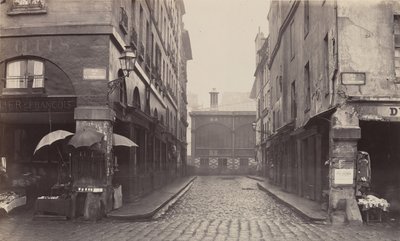 Rue du Contrat-Social, de la rue de la Tonnellerie, 1864-1865 von Charles Marville