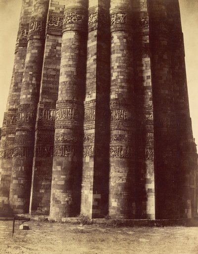 Detailansicht des Sockels der Säule von Kootub von Charles Moravia