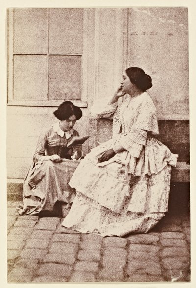 Frauen in einem Innenhof von Charles Nègre
