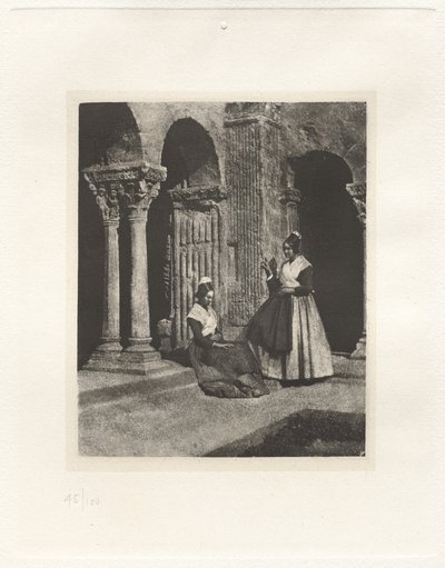 Tafel II – Zwei Arlesierinnen im Kreuzgang von Saint-Trophime von Arles von Charles Nègre, André Jammes