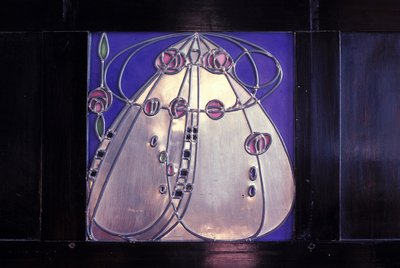 Möbel entworfen für Nr. 120 Mains Street, Glasgow, Schwarzer Schrank mit eingelegter Platte, 1904 von Charles Rennie Mackintosh