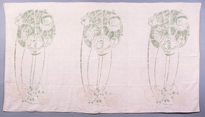 Panel mit drei stilisierten Rosenmotiven in Grün und Creme, für eine Ecke im Wohnzimmer in 14 Kingsborough Gardens, ca. 1900 von Charles Rennie Mackintosh