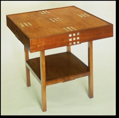 Tisch mit Perlmutt-Einlage, 1918 (gebeiztes Mahagoniholz mit Perlmutt-Einlage) von Charles Rennie Mackintosh