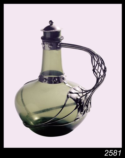 Silbermontierte grüne Glasflasche mit Herstellermarke für die Guild of Handicraft, 1901 von Charles Robert Ashbee