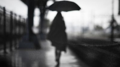 Einsame Gestalt im Regen von Che Abu Bakar