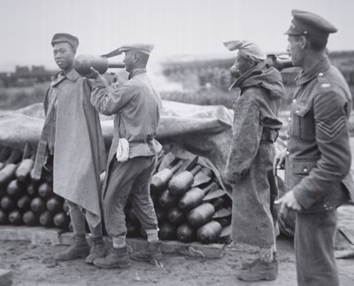 Chinesische Einheit lagert Luftbomben in einem Munitionsdepot in Frankreich von Chinese Photographer