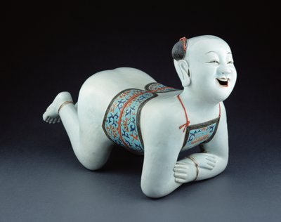 Ein chinesisches Porzellankissen in Form eines halbnackten Jungen von Chinese School