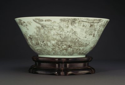 Eine große gravierte Porzellanschale, die eine kontinuierliche Szene von Damen in den Palastgärten darstellt, 1796-1820 von Chinese School