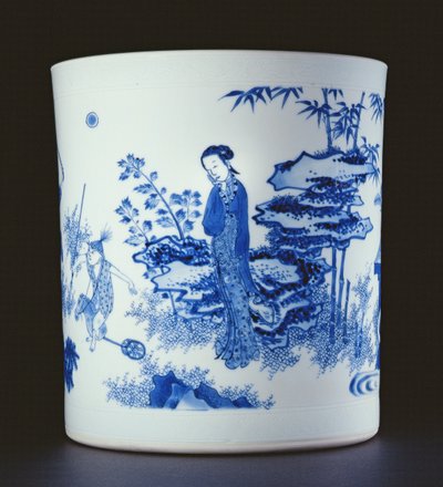 Blau-weißer Pinselhalter mit einer Dame und Jungen, die auf Steckenpferden im Garten spielen, Chongzheng, 1630-44 (Porzellan) von Chinese School