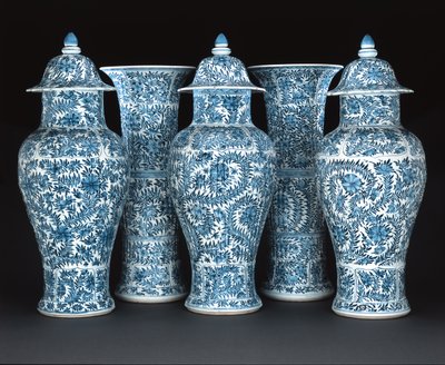 Blau-weiße Garnitur, Kangxi-Periode (1662-1722) von Chinese School