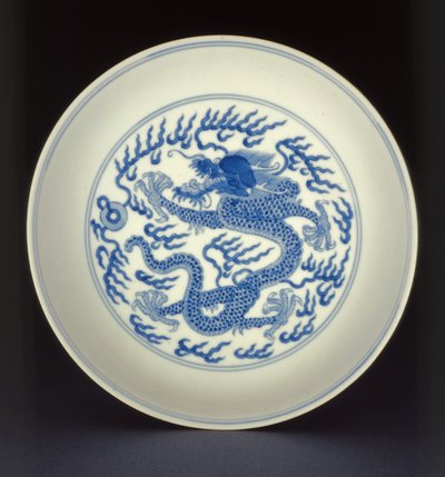 Blau-weiße Porzellanschale mit einem Drachen bemalt, Qianlong-Marke und -Periode, 1736-1795 von Chinese School