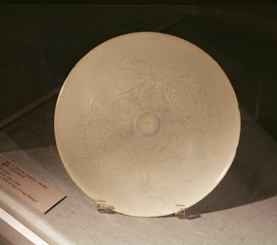 Schale mit eingeschnittenem Blumendekor, aus Nanchang, Provinz Jiangxi, Sung-Dynastie, 12.-13. Jahrhundert von Chinese School
