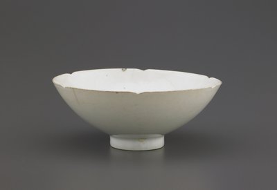 Schale mit gekerbtem Rand, Jingdezhen, Provinz Jiangzi, Nördliche oder Südliche Song-Dynastie von Chinese School