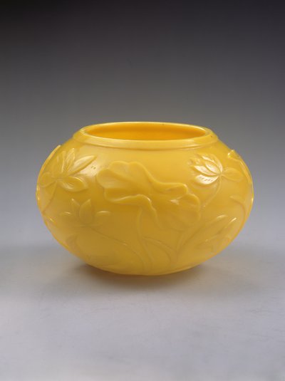 Geschnitzte Schale, Qianlong-Periode (1736-95) von Chinese School