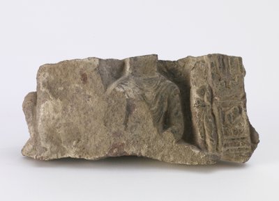 Fragment, zeigt den Torso eines sitzenden Buddha, einen stehenden Bodhisattva und zwei Kartuschen auf der Vorderseite, ca. 500 von Chinese School