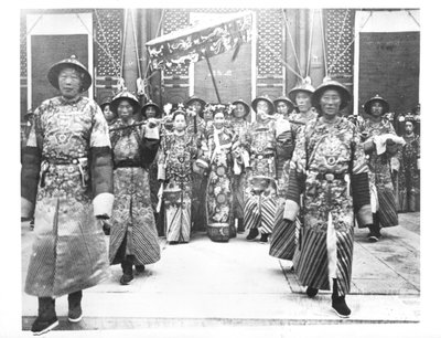 Porträt von TzU-Hsi, Kaiserinwitwe von China, mit Hofdamen und Wachen von Chinese School