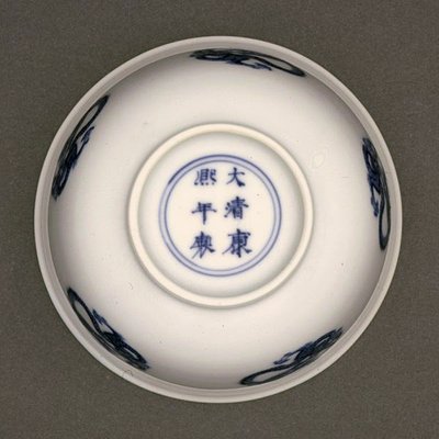 Unterseite einer Schale, Kangxi-Marke und -Periode 1662-1722 von Chinese School Chinese School