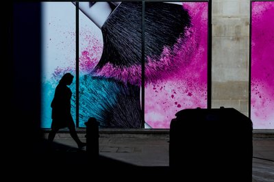 Bunte Stadtsilhouette von Chris Hamilton