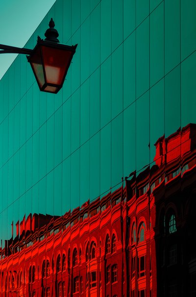 Türkisrote urbane Reflexion von Chris Hamilton