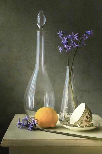 Lila Blumen und Glas von Christian MARCEL