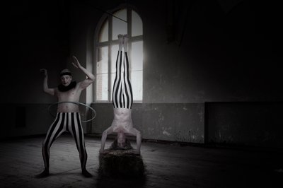 Dunkler Zirkus-Handstand von Christine von Diepenbroek