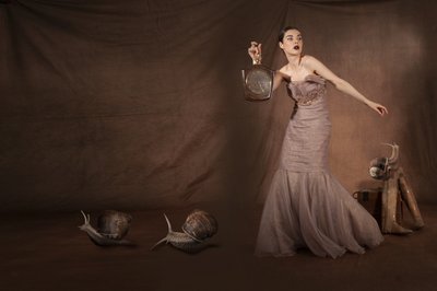 Elegante Frau mit Schnecken von Christine von Diepenbroek