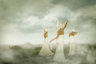 Ätherische Nebelfrauen von Christine von Diepenbroek