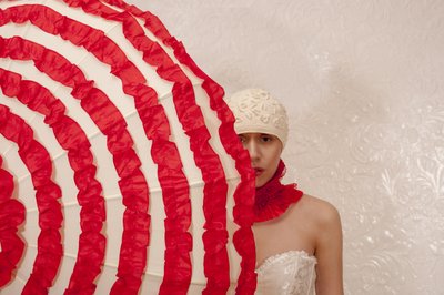Geheimnisvoller roter Regenschirm von Christine von Diepenbroek