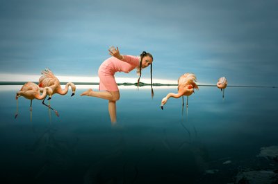 Frau unter Flamingos von Christine von Diepenbroek