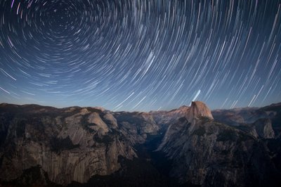 Sternenspuren über Half Dome von Christoph Schaarschmidt