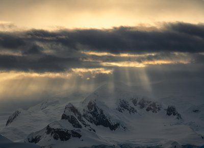 Goldene Strahlen über den Bergen von Chuanxu Ren