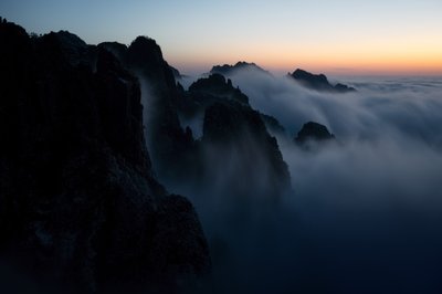Neblige Berggipfel von Chuanxu Ren