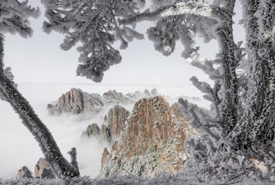Neblige Wintergipfel von Chuanxu Ren