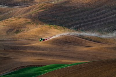 Traktor in hügeligen Feldern von Chuanxu Ren