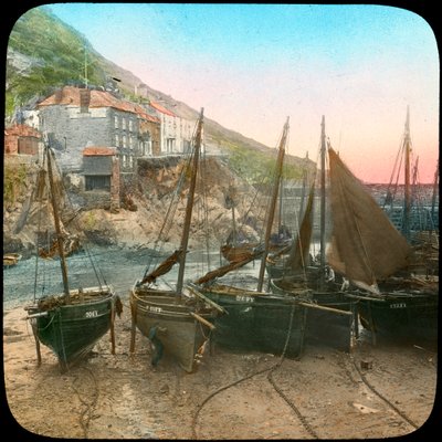Fischereiflotte bei Ebbe, Polperro, Cornwall, späte 19. oder frühe 20. Jahrhundert von Church Army Lantern Department