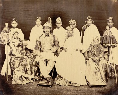 Jung Bahadoor mit seiner Hauptfrau, 2 Töchtern und Sklavinnen von Clarence Comyn Taylor