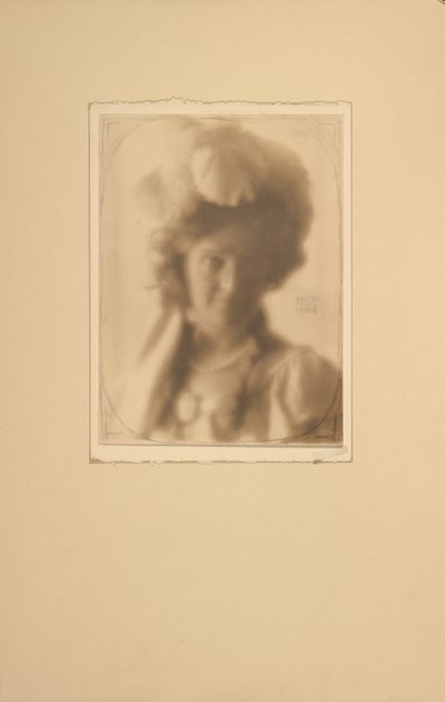 Porträt einer Frau in Kostüm von Clarence H. White